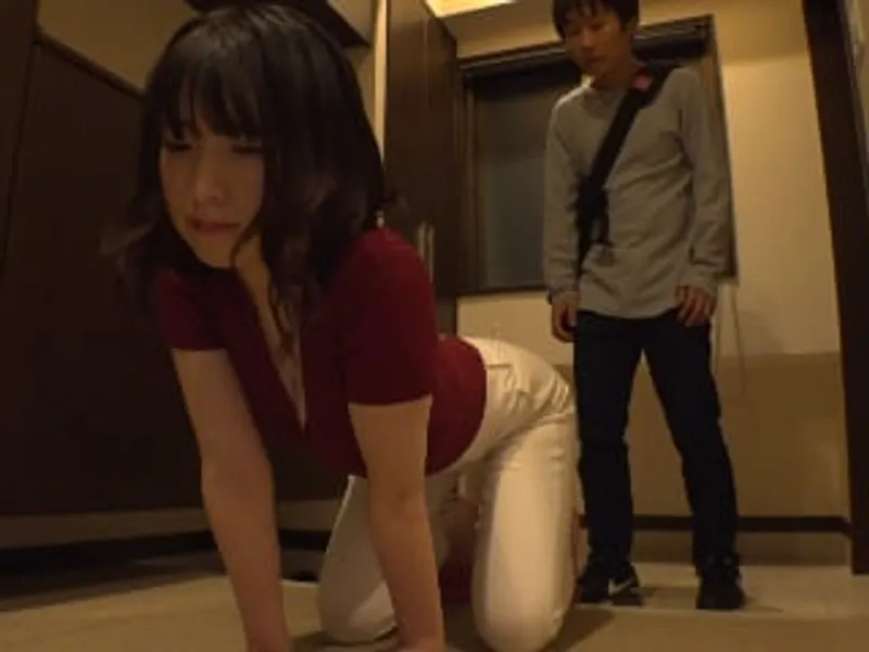 Anh xã lo làm việc, vợ yêu ở nhà lén lút với cậu thanh niên phòng bên