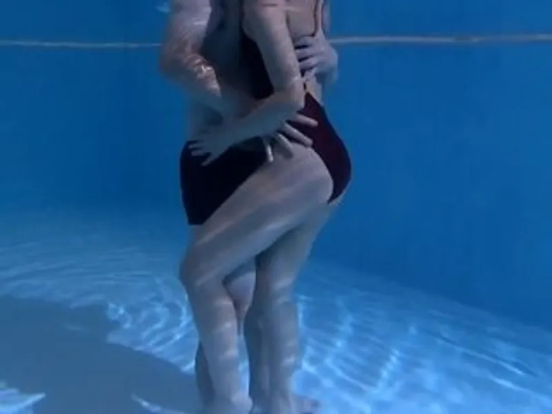 Ông xã lạnh nhạt, Người vợ vụng trộm với hlv dạy bơi