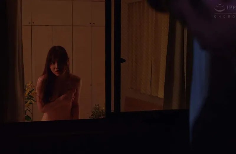 Cô nàng nhà bên chồng yêu chồng yêu hàng xóm thường xuyên thay đồ ở ngay cửa sổ