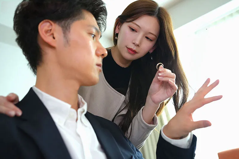 Bà xã đi đi chơi, người chồng ở nhà bị nhỏ em người vợ gạ đụ không trượt phát nào